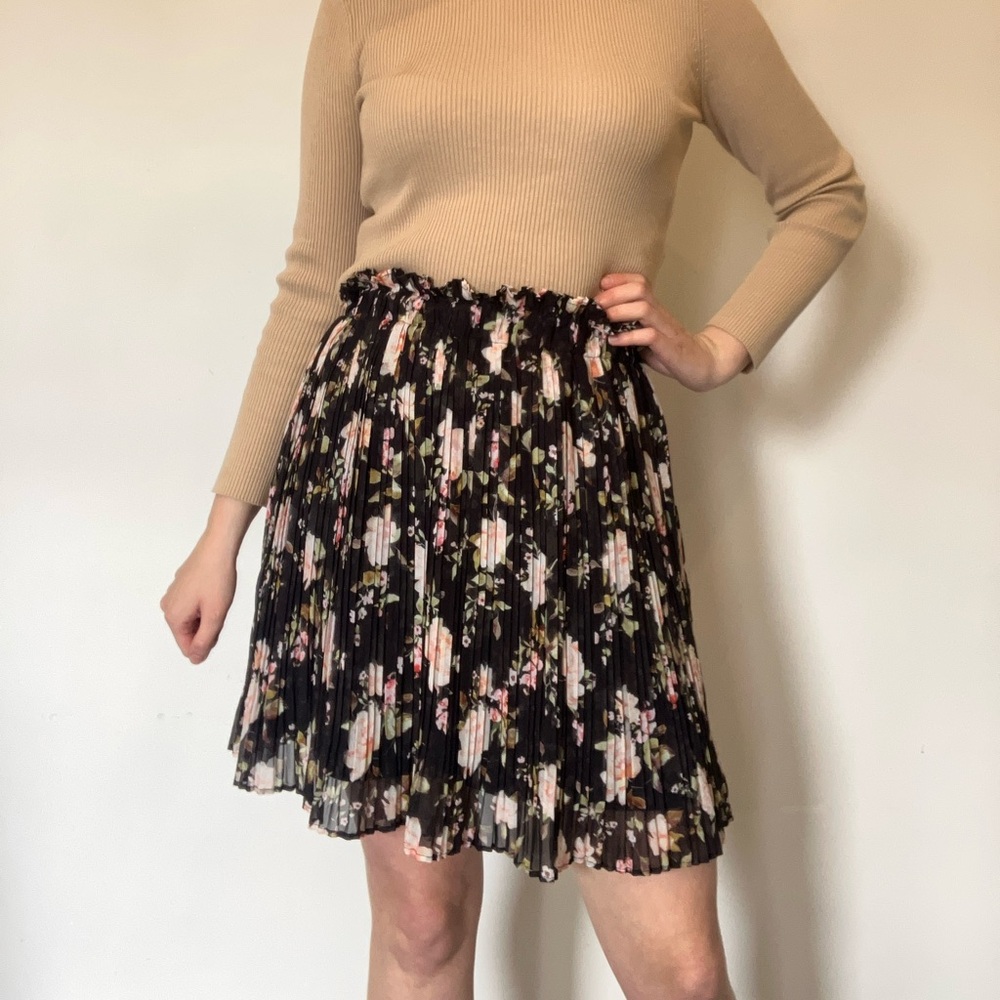 Sheike Black Floral pleated Skirt lined in size small